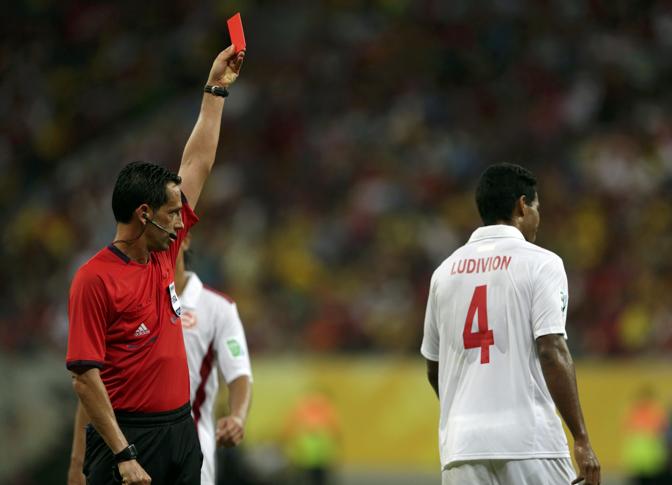 L'arbitro portoghese Pedro Proenca  spietato: rosso anche per Teheivarii Ludivion. Reuters